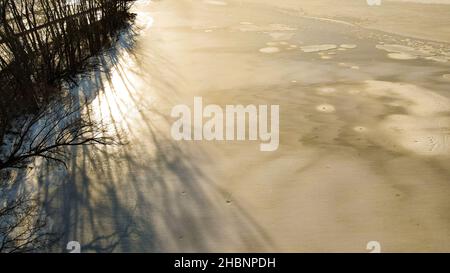 Le soleil chaud illumine le lac gelé Banque D'Images