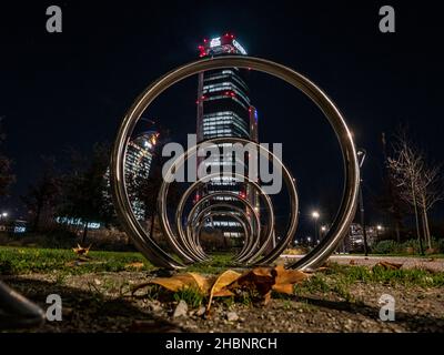 Milan 11/29/2021: Ville quartier de la vie à Milan à l'heure de noël deviennent célèbres non seulement comme zone financière mais aussi pour l'un des plus populaires des shoppi Banque D'Images