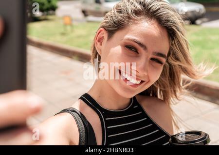 Belle femme d'affaires prenant un selfie avec votre téléphone cellulaire.Concept de technologie. Banque D'Images