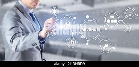Chiffre d'affaires. Concept d'augmentation des revenus. L'homme d'affaires prévoit d'augmenter ses revenus. Banque D'Images