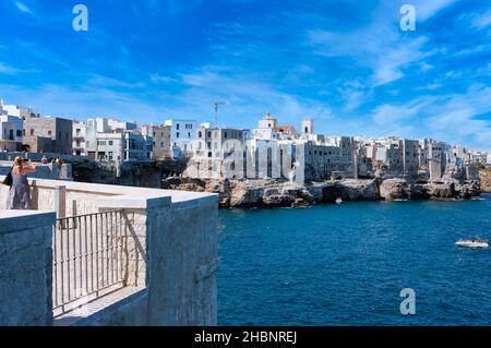 Polignano a mare, Apulia ville sur la mer méditerranée, Italie, belle vue de la mer rocheuse avec des bâtiments de ville. Banque D'Images