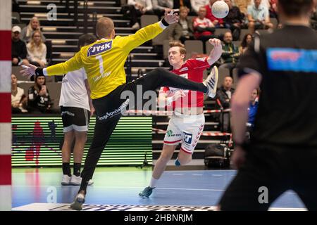 Aalborg, Danemark.18th, décembre 2021.Kristian Bjornsen (19) de Aalborg Handball vu dans le match danois HTH Herreligia entre Aalborg Handball et Bjerringbro-Silkeborg Handball à Jutlander Bank Arena à Aalborg.(Crédit photo : Gonzales photo – Balazs Popal). Banque D'Images
