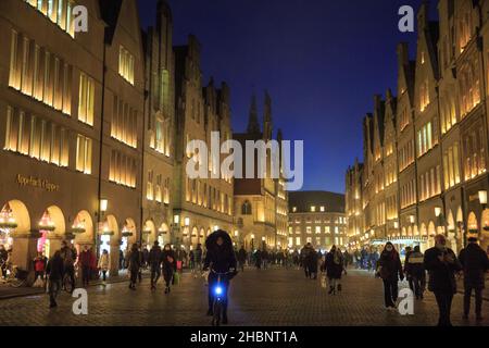 Münster, NRW, Allemagne.20th décembre 2021.Prinzipalmarkt, une rue commerçante principale, est très fréquentée, mais pas bondée, avec des gens qui se conforment le plus souvent aux règles '2G'.2G des règles de vaccination « vaccinée ou récupérée » (geimpft oder genesen) ont été mises en œuvre sur les marchés allemands de Noël, dans tous les commerces de détail et dans les établissements d'accueil non essentiels, avec des contrôles ponctuels par les autorités, ainsi que dans les magasins et les restaurants qui vérifient tous les certificats de vaccination, plus les cartes d'identité lors de l'entrée, des amendes s'appliquent en cas de non-conformité.En outre, les masques doivent être portés dans les centres-villes et les environnements publics intérieurs.Credit: Imagetraceur/Alamy Live News Banque D'Images