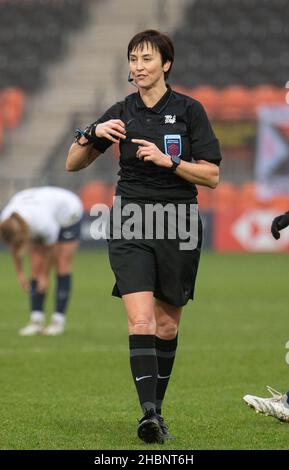 Londres, Royaume-Uni.19th décembre 2021.Arbitre Elizabeth Simms lors du match de la FAWSL entre Tottenham Hotspur Women et Everton Dames à la Hive, Londres, Angleterre, le 19 décembre 2021.Photo par Andrew Aleksiejczuk/Prime Media Images.Crédit : Prime Media Images/Alamy Live News Banque D'Images