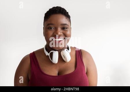 Gros plan portrait de la gaie chubby noire dame dans les vêtements de sport Banque D'Images