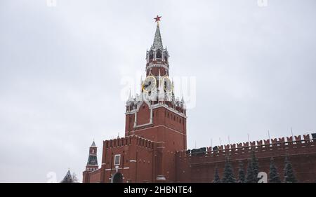 12 heures sur les carillons de la Tour Spasskaya du Kremlin de Moscou, par une journée d'hiver. Banque D'Images