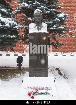 5 décembre 2021.La tombe de l'homme politique soviétique et le cinquième secrétaire général du Parti communiste de l'Union soviétique Konstantin Chernenko Banque D'Images