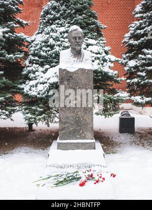 5 décembre 2021, Moscou, Russie.Monument à la tombe de l'homme d'État soviétique Felix Dzerzhinsky dans la nécropole près du mur du Kremlin sur la place Rouge. Banque D'Images