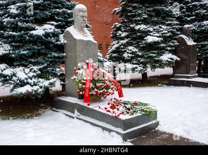 5 décembre 2021.Un monument à la tombe d'un révolutionnaire russe, politique soviétique, chef d'Etat, militaire et de parti, général et premier secrétaire Banque D'Images