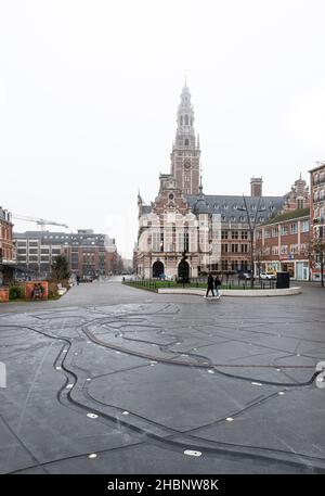 Louvain, Brabant flamand, Belgique - 12 18 2021 : place Ladeuze et tour de bibliothèque Banque D'Images