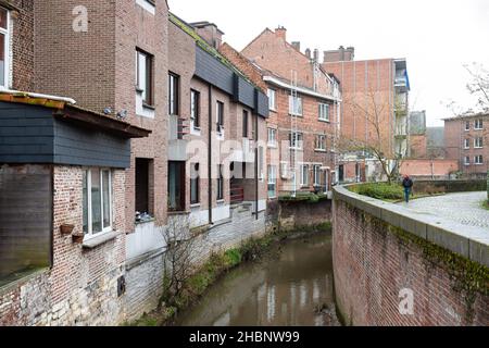 Louvain, Brabant flamand, Belgique - 12 18 2021: Arrière des maisons résidentielles et de la rivière Dyle Banque D'Images