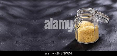 Pain Panko japonais en chapelure dans un pot en verre - nourriture saine Banque D'Images