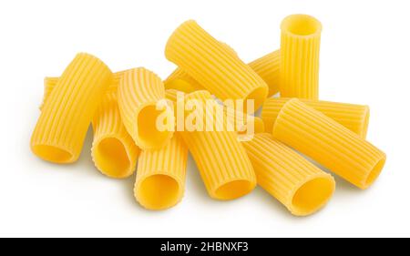 Pâtes italiennes brutes Rigatoni isolées sur fond blanc avec passe-cheveux et pleine profondeur de champ Banque D'Images