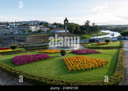 Le soleil se couche sur le Jardim da Igreja Matriz le long du portugais Camino à Barcelos, Portugal.Cette route du pèlerinage de Camino de Santiago est en cours Banque D'Images