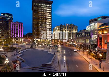 Québec, Canada - octobre 18 2021 : vue nocturne de la rue de la Vieille ville de Québec en automne.Place d'Youville. Banque D'Images