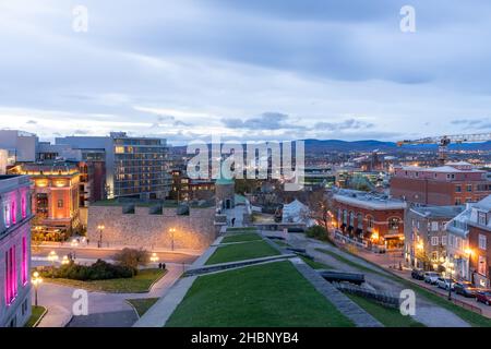 Québec, Canada - octobre 18 2021 : vue sur la rue de la vieille ville de Québec au crépuscule.Porte Saint-Jean. Banque D'Images