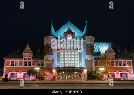 Québec, Canada - octobre 18 2021 : vue nocturne de la Gare du Palais (Gare du Palais). Banque D'Images