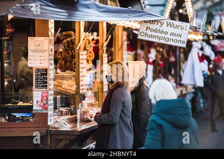 Marché de Noël client portant des masques de protection chirurgicale respiratoire Banque D'Images