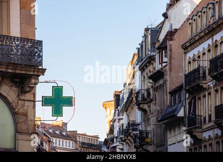 Affiche verte de pharmacie sur la façade du bâtiment haussmannien français Banque D'Images