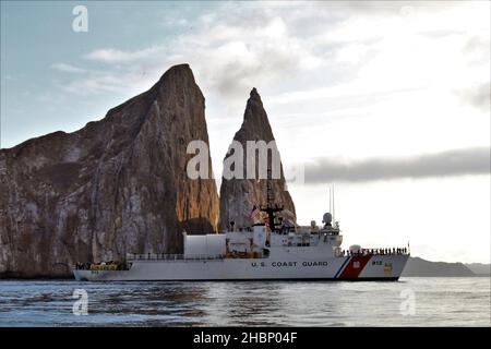 Le Mohawk de l'USCGC (WMEC, 913) traverse la formation rocheuse de Sleeping Lion le 28 novembre 2021, en mer, dans les îles Galapagos.Le célèbre couteau d'endurance moyenne de classe est retourné à homeport à Key West dimanche après avoir terminé un déploiement révolutionnaire de 45 jours dans l'océan Pacifique est. (États-UnisPhoto de la Garde côtière par USCGC Mohawk) Banque D'Images