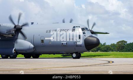 Un avion super Hercules WC-130J affecté à l'escadron de reconnaissance météorologique 53rd de la base aérienne de Keesler, dans les divers, des taxis avant son vol de vérification fonctionnelle le 13 juillet 2021.Cet avion a pris son envol après des mois de réparations importantes de son aile causées par un incendie qui a laissé un trou de la taille d'un basket-ball dans l'aile.(É.-U.Photo de la Force aérienne par 2nd Lt. Christopher Carranza) Banque D'Images