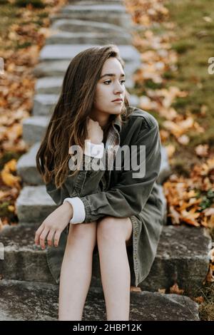 portrait d'une adolescente à l'air émotif à l'automne Banque D'Images