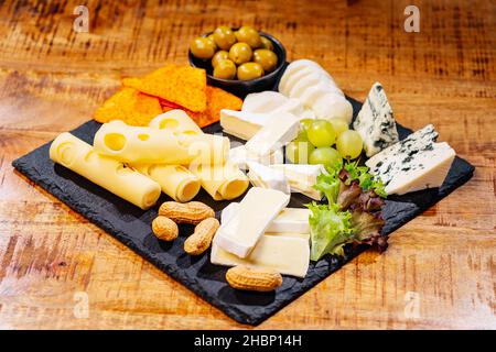 Différents types de fromage avec fond d'espace vide. Set ou assortiment de fromages.Vue de dessus.Assortiment de différents types de fromages sur table en bois.Fromage Banque D'Images