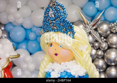 Les chiffres du nouvel an du Père Noël et de Snow Maiden des ballons.Fête de la nouvelle année, noël. Banque D'Images