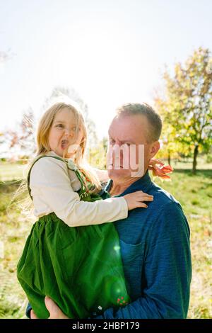 Portrait amusant d'un père et d'une fille faisant des visages stupides Banque D'Images