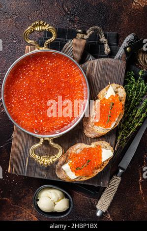 Délicieux sandwichs au caviar rouge de poisson sur bois.Arrière-plan sombre.Vue de dessus Banque D'Images