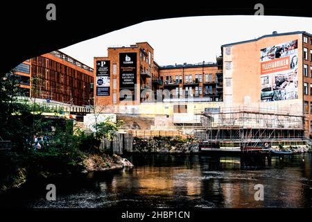 Le nouveau quartier de Norrköping. D'anciens bâtiments industriels sont en train d'être convertis en zone résidentielle Banque D'Images