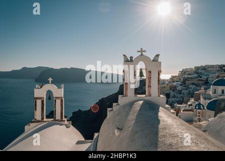 Vue sur les clochers de l'église grecque d'Oia, Santorin Banque D'Images