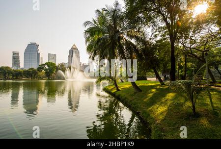 Le parc Lumpini est la principale zone de loisirs au cœur de la ville Banque D'Images