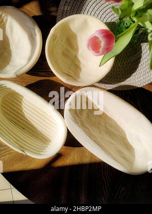 Paniers en rotin et tulipes sur la table avec des ombres dures Banque D'Images