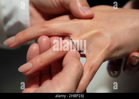 Le moment d'échanger des anneaux lors d'un mariage Banque D'Images