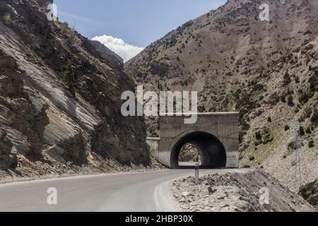 Route M34 dans la chaîne de montagnes Turkestan au Tadjikistan Banque D'Images