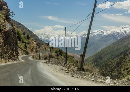 Route M34 dans la chaîne de montagnes Turkestan au Tadjikistan Banque D'Images