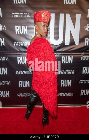 Century City, États-Unis.19th décembre 2021.Obiageliaku Anusionwu participe à la première « Run » de Los Angeles au théâtre WeWork, Century City, CA le 19 décembre 2021 Credit: Eugene Powers/Alay Live News Banque D'Images