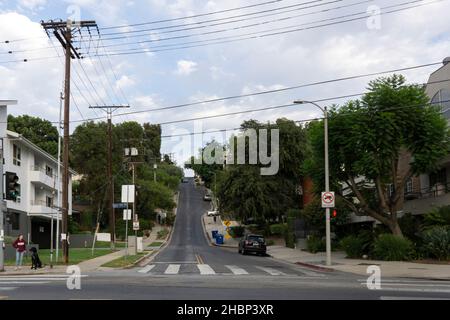 Los Angeles, USA - 11 août 2021 : quartier résidentiel du lac Silver à Los Angeles avec vue sur une rue qui monte tout droit sur la colline Banque D'Images