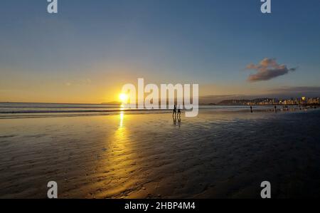 Santos, Sao Paulo, Brésil.20th décembre 2021.(INT) coucher de soleil depuis la plage d'Aparecida.20 décembre 2021, Santos, Sao Paulo, Brésil: Coucher de soleil vu de la plage d'Aparecida, dans une journée de chaleur intense dans la ville de Santos, sur la côte sud de Sao Paulo, le lundi (21), la veille du début de l'été.(Credit image: © Luigi Bongiovanni/TheNEWS2 via ZUMA Press Wire) Banque D'Images