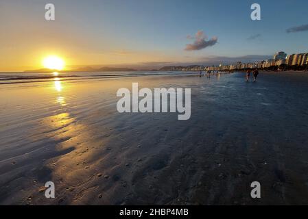Santos, Sao Paulo, Brésil.20th décembre 2021.(INT) coucher de soleil depuis la plage d'Aparecida.20 décembre 2021, Santos, Sao Paulo, Brésil: Coucher de soleil vu de la plage d'Aparecida, dans une journée de chaleur intense dans la ville de Santos, sur la côte sud de Sao Paulo, le lundi (21), la veille du début de l'été.(Credit image: © Luigi Bongiovanni/TheNEWS2 via ZUMA Press Wire) Banque D'Images