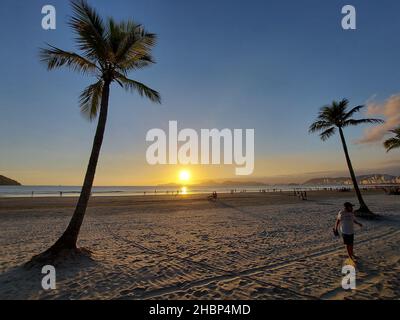 Santos, Sao Paulo, Brésil.20th décembre 2021.(INT) coucher de soleil depuis la plage d'Aparecida.20 décembre 2021, Santos, Sao Paulo, Brésil: Coucher de soleil vu de la plage d'Aparecida, dans une journée de chaleur intense dans la ville de Santos, sur la côte sud de Sao Paulo, le lundi (21), la veille du début de l'été.(Credit image: © Luigi Bongiovanni/TheNEWS2 via ZUMA Press Wire) Banque D'Images