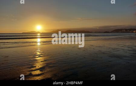 Santos, Sao Paulo, Brésil.20th décembre 2021.(INT) coucher de soleil depuis la plage d'Aparecida.20 décembre 2021, Santos, Sao Paulo, Brésil: Coucher de soleil vu de la plage d'Aparecida, dans une journée de chaleur intense dans la ville de Santos, sur la côte sud de Sao Paulo, le lundi (21), la veille du début de l'été.(Credit image: © Luigi Bongiovanni/TheNEWS2 via ZUMA Press Wire) Banque D'Images
