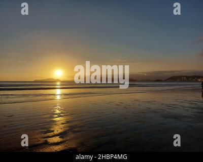 Santos, Sao Paulo, Brésil.20th décembre 2021.(INT) coucher de soleil depuis la plage d'Aparecida.20 décembre 2021, Santos, Sao Paulo, Brésil: Coucher de soleil vu de la plage d'Aparecida, dans une journée de chaleur intense dans la ville de Santos, sur la côte sud de Sao Paulo, le lundi (21), la veille du début de l'été.(Credit image: © Luigi Bongiovanni/TheNEWS2 via ZUMA Press Wire) Banque D'Images