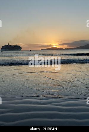 Santos, Sao Paulo, Brésil.20th décembre 2021.(INT) coucher de soleil depuis la plage d'Aparecida.20 décembre 2021, Santos, Sao Paulo, Brésil: Coucher de soleil vu de la plage d'Aparecida, dans une journée de chaleur intense dans la ville de Santos, sur la côte sud de Sao Paulo, le lundi (21), la veille du début de l'été.(Credit image: © Luigi Bongiovanni/TheNEWS2 via ZUMA Press Wire) Banque D'Images