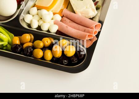 Petit déjeuner turc traditionnel dans un plateau de cuisine en acier inoxydable, table d'hôte sur fond blanc Banque D'Images