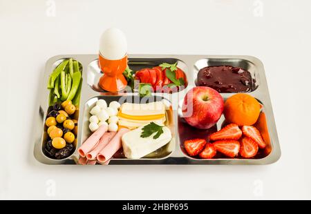 Petit déjeuner turc traditionnel dans un plateau de cuisine en acier inoxydable, table d'hôte sur fond blanc Banque D'Images