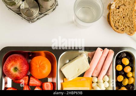 Petit déjeuner turc traditionnel dans un plateau de cuisine en acier inoxydable, table d'hôte sur fond blanc Banque D'Images