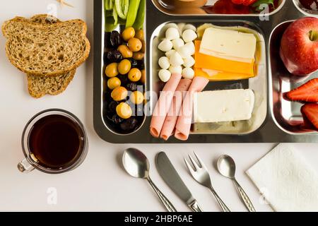 Petit déjeuner turc traditionnel dans un plateau de cuisine en acier inoxydable, table d'hôte sur fond blanc Banque D'Images