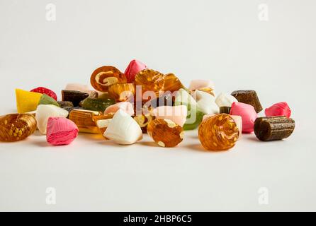 Coloré, traditionnel turc dur bonbon Akide, de la cuisine ottomane tas sur la surface blanche avec l'espace de copie Banque D'Images